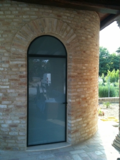 Porta ad arco con vetro